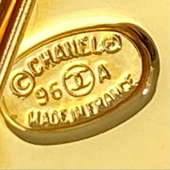 *SOLD* Authentic CHANEL Turnlock Brooch - Picture 6 of 11